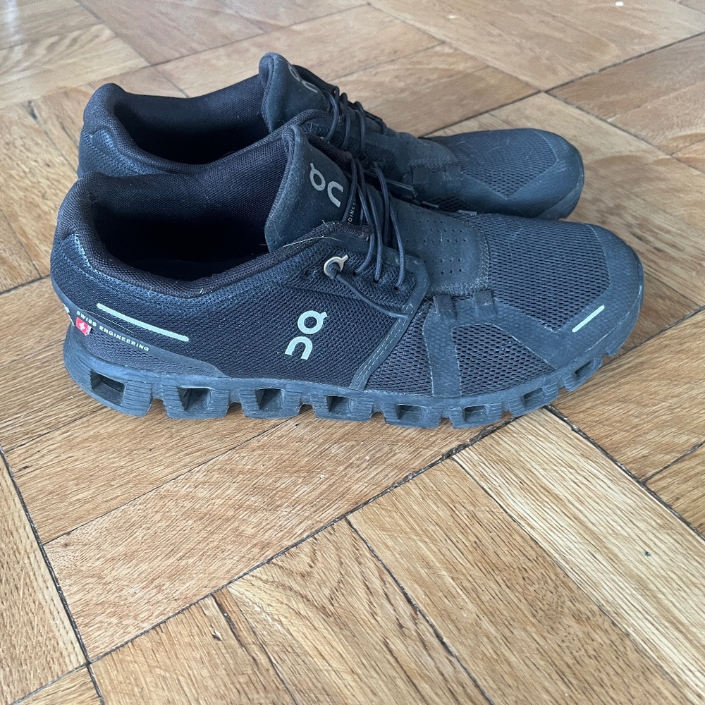 ON Cloud 5 running shoes women's black 9.5